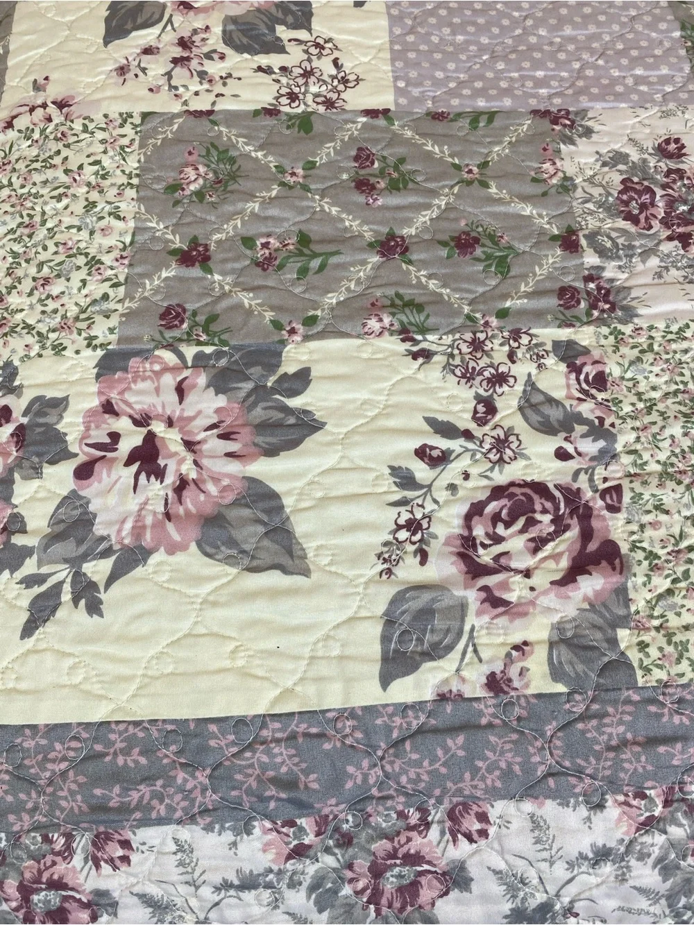 Floral Patchwork Quilt Bedspread in Lavender and Cream Queen